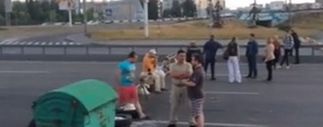 В Киеве владельцы киосков перекрыли проспект Бажана: пробка достигает двух километров
