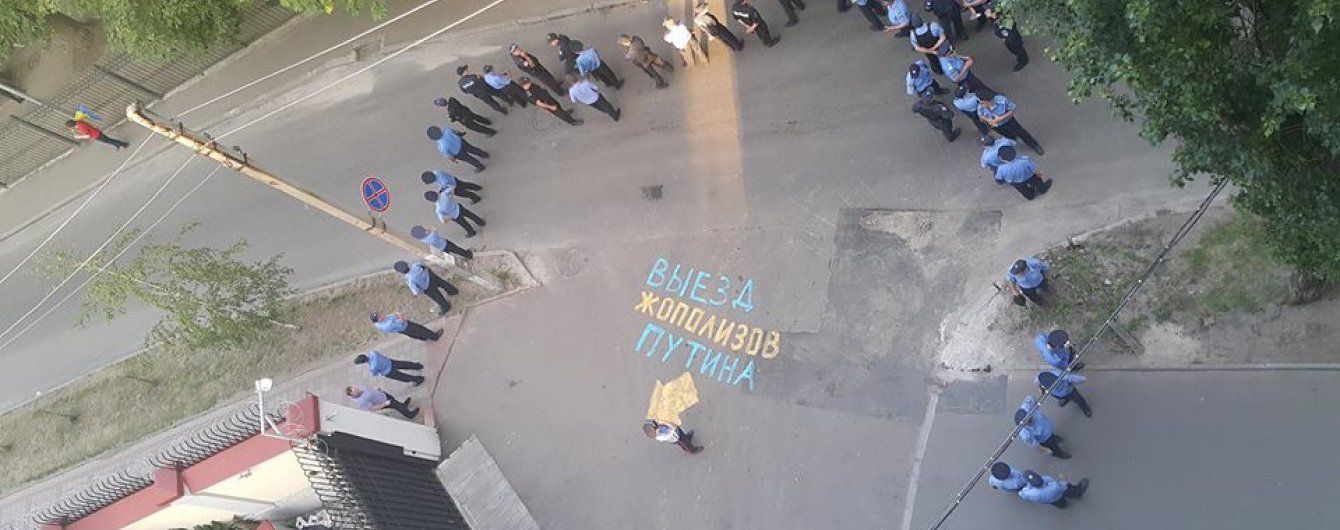 В Харькове силовики охраняют похабную надпись возле российского консульства