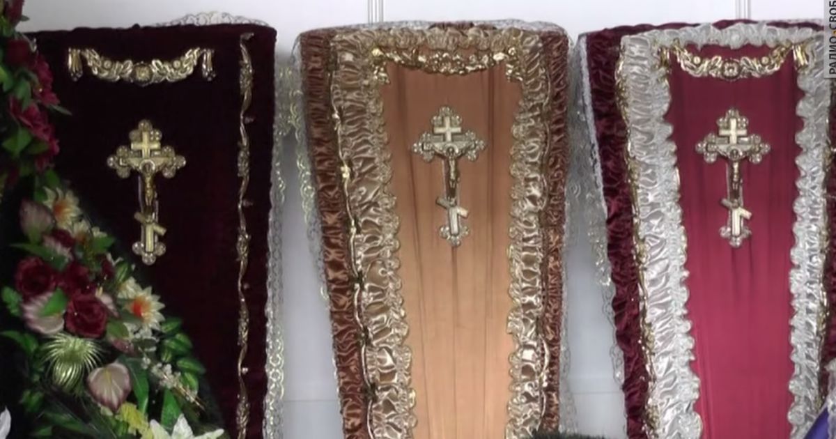 Одяг для мерців та труна "під ключ": у Криму похоронні бюро влаштували виставку для "потенційних клієнтів"