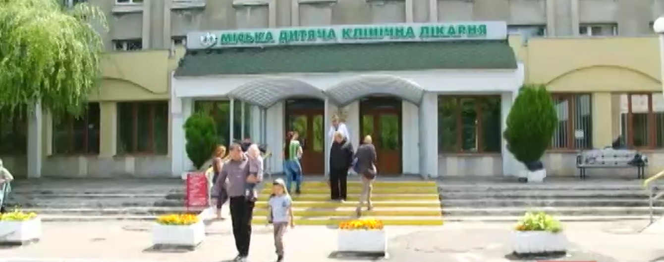 Во Львове женщина во время парковки иномарки насмерть сбила двухлетнего ребенка