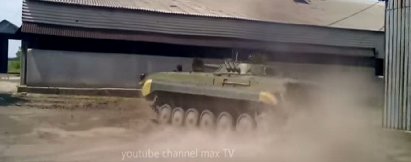 В Сети появилось видео эффектного дрифта БМП в исполнении военного АТО