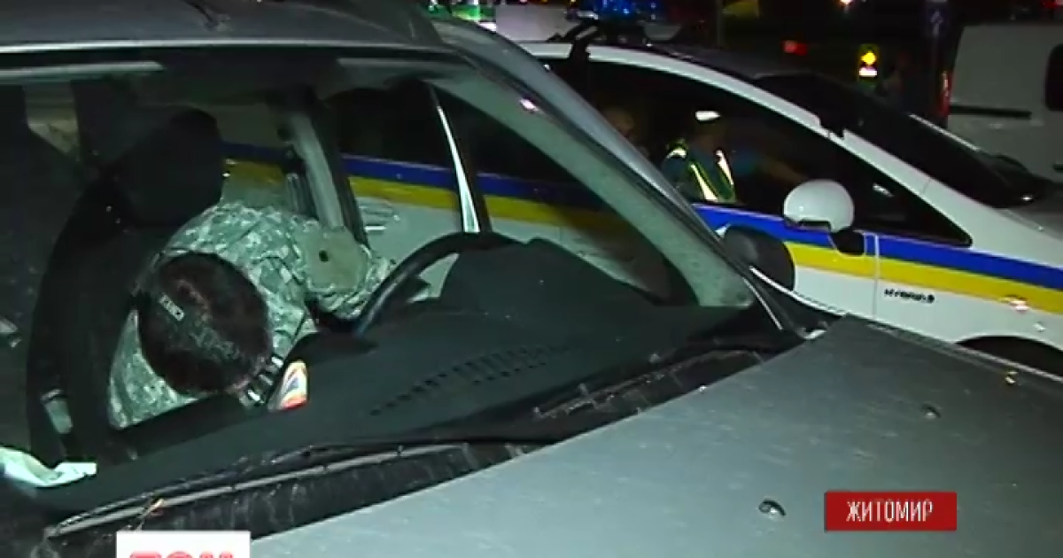 Під Житомиром чоловіки в камуфляжі побили та поставили на коліна волонтерку