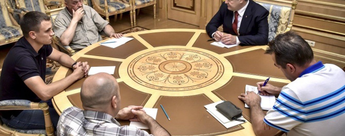 В соцсетях возмущаются словам Порошенко о волонтерах
