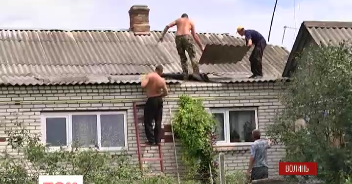 Ураган на Волыни вырывал с корнями огромные деревья и бросал их на дома
