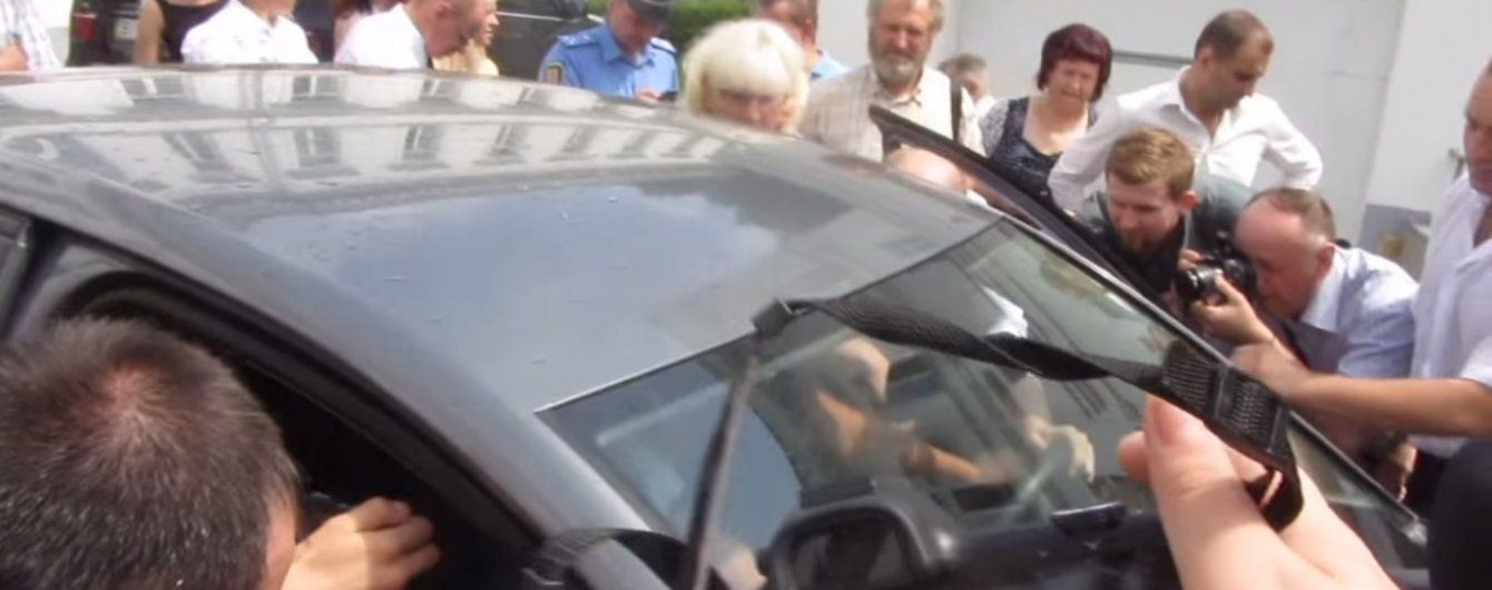 У Полтаві натовп обурених мітингувальників з кулаками та лайкою напав на мера (відео)
