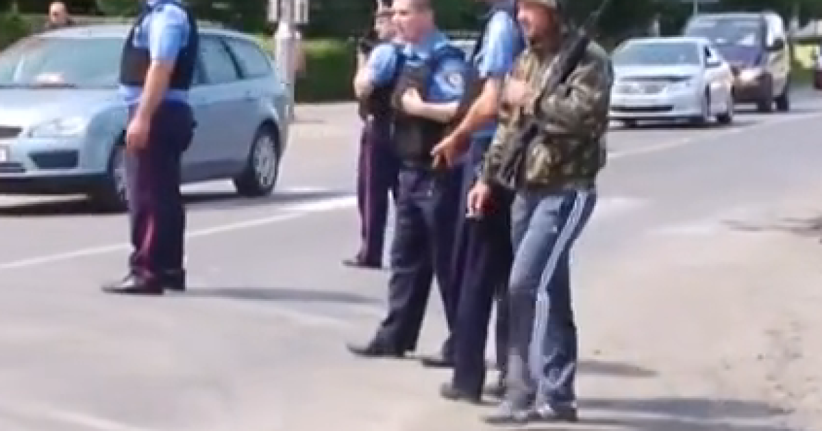 В МВС пояснили, ким були люди у спортивках і з автоматами у Мукачевому
