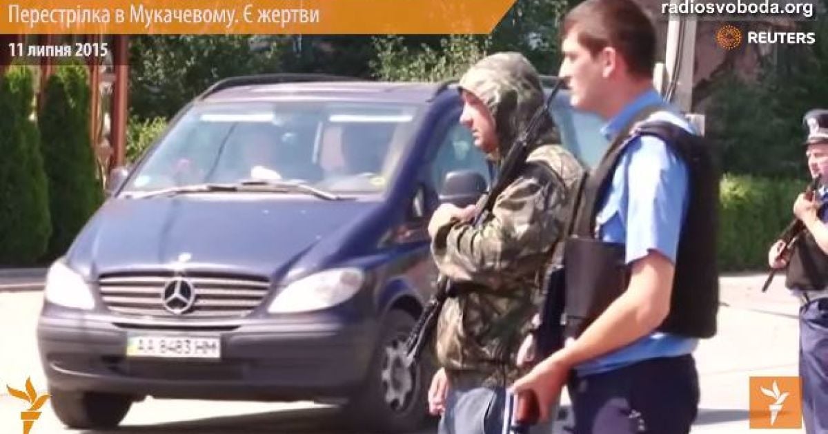 Жителі Мукачевого упізнали озброєного молодика у спортивках біля блокпосту – ЗМІ