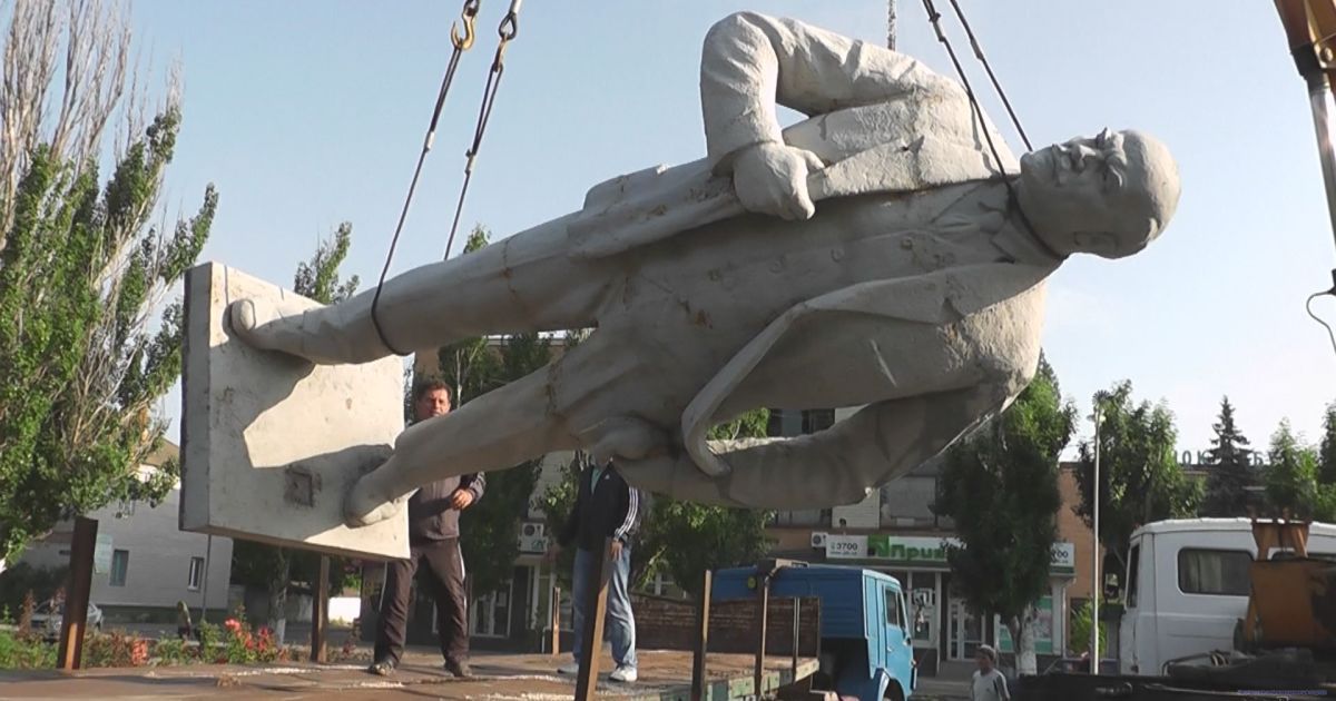 "Ленінопад" в Україні: на Харківщині знесли три пам'ятника вождю