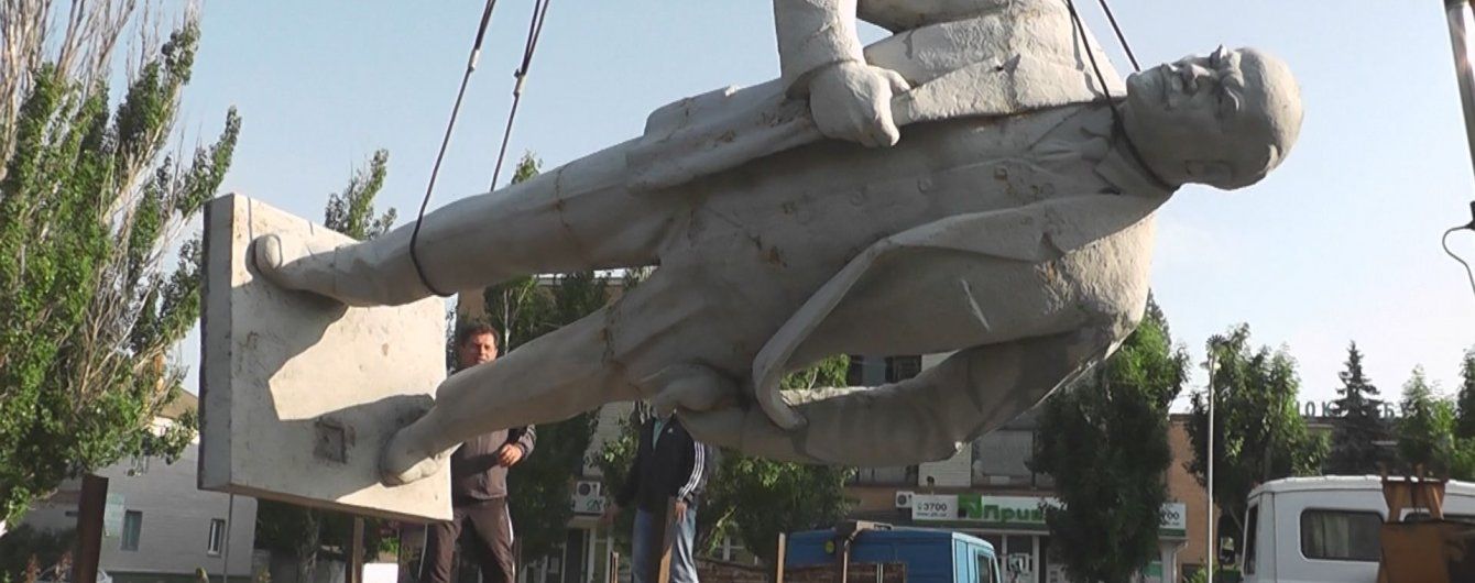"Ленінопад" в Україні: на Харківщині знесли три пам'ятника вождю