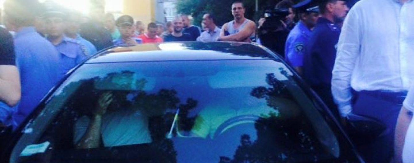 Толпа в Чернигове заблокировала машину с деньгами и оружием кандидата в депутаты