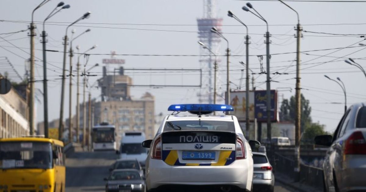 Поліцейський впіймався на гарячому, коли хотів продати вкрадений мотошолом