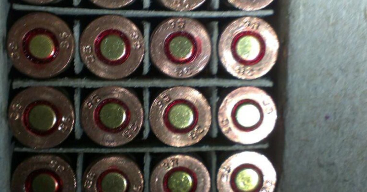 Прикордонники затримали вантажівку з броєприпасами та російським військовим.