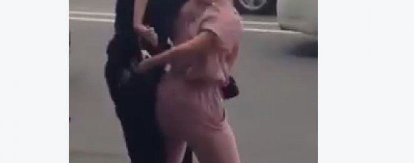В Киеве женщина прокатила полицейского на капоте и сопротивлялась задержанию