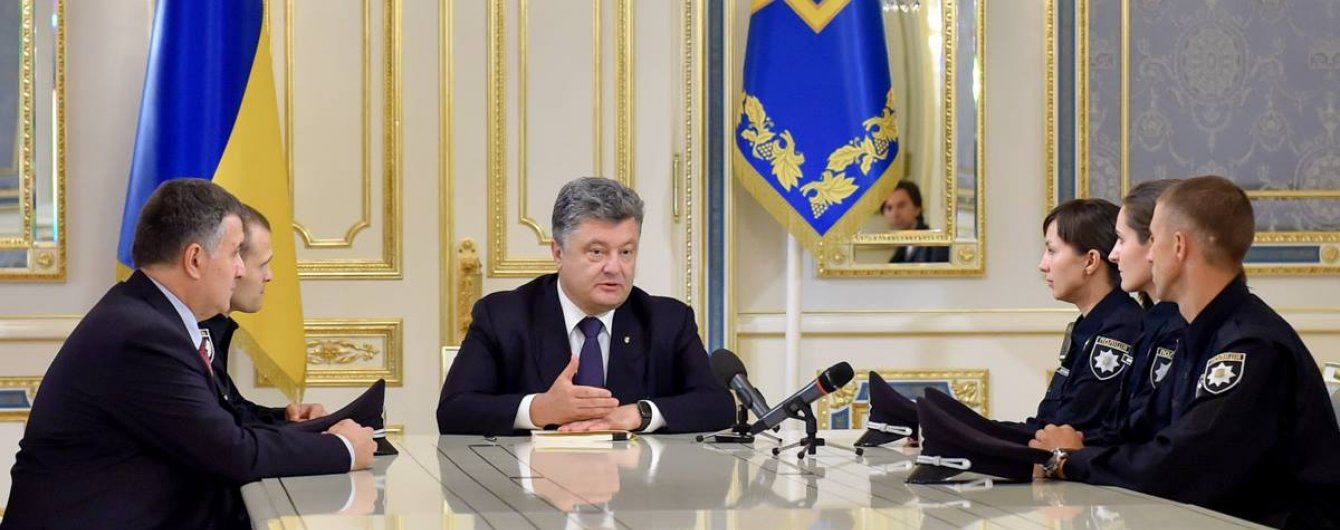 Правоохранители сняли на видеорегистратор подписания Порошенко закона о полиции