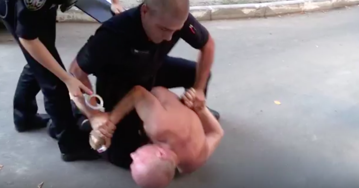 В Киеве мужчина в трусах напал на патрульных полицейских