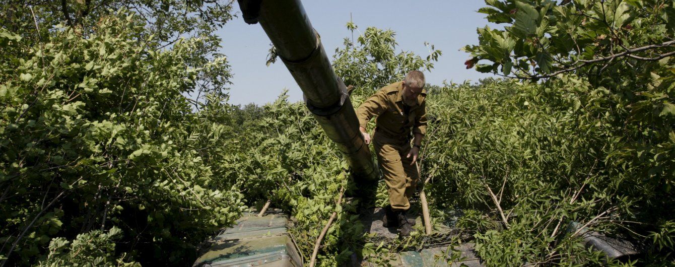 Бойовики з важкої артилерії обстріляли Авдіївку, а біля Красногорівки застосували бронетехніку