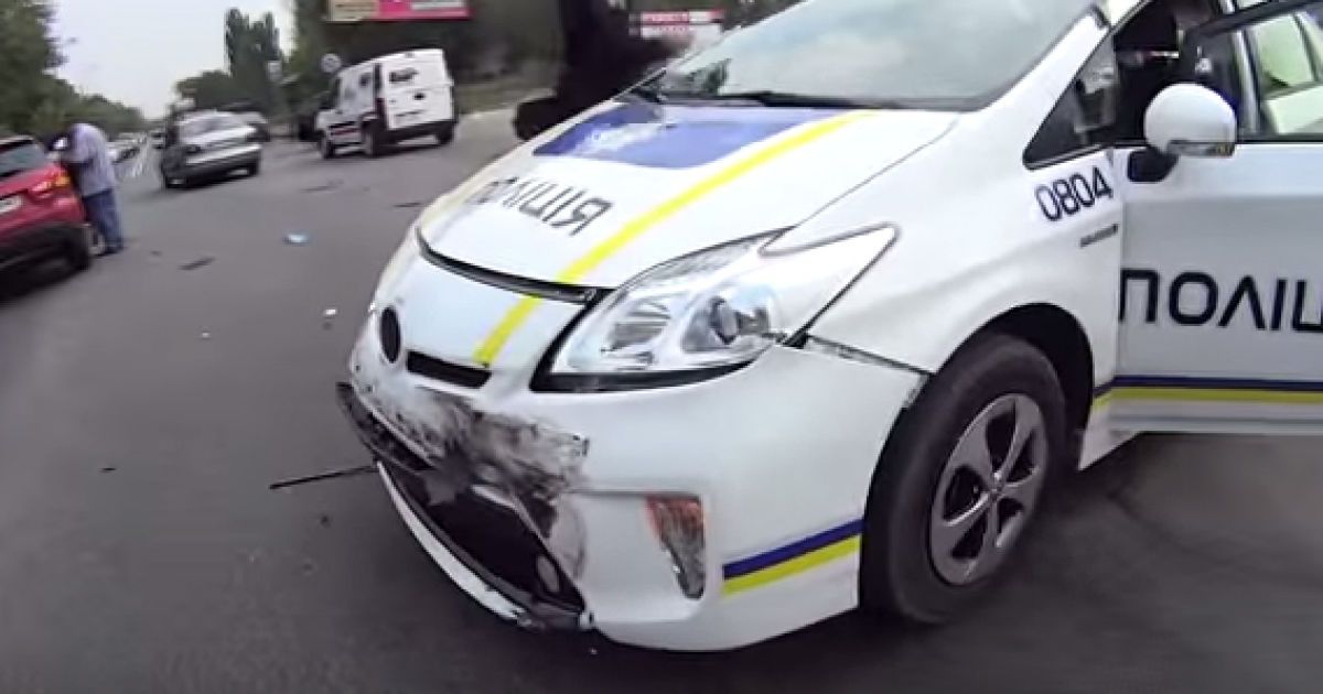 В Сети появилось видео новой аварии с патрульной машиной
