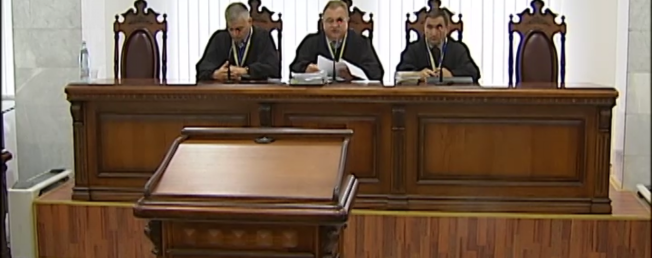 Скандальний суд над Пукачем: штовханина на вході та "липові" довідки адвоката