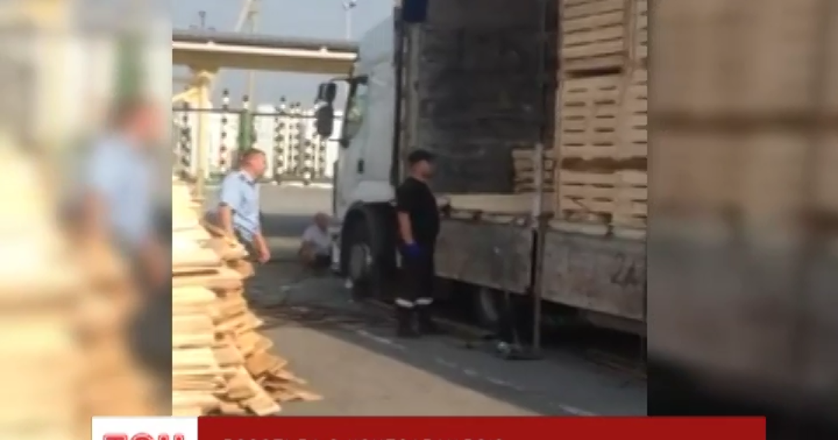 На Закарпатье задержали грузовик с контрабандой: сигаретами мастерски "начинили" доски