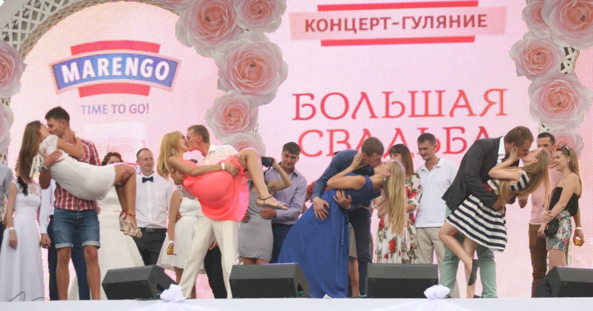 На Большой свадьбе в Киеве одновременно поженились 600 пар картинки На Большой свадьбе в Киеве одновременно поженились 600 пар картинки