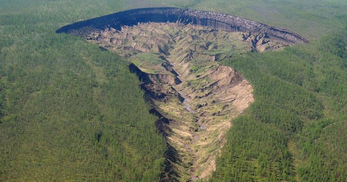 Местные окрестили воронку воротами в ад
