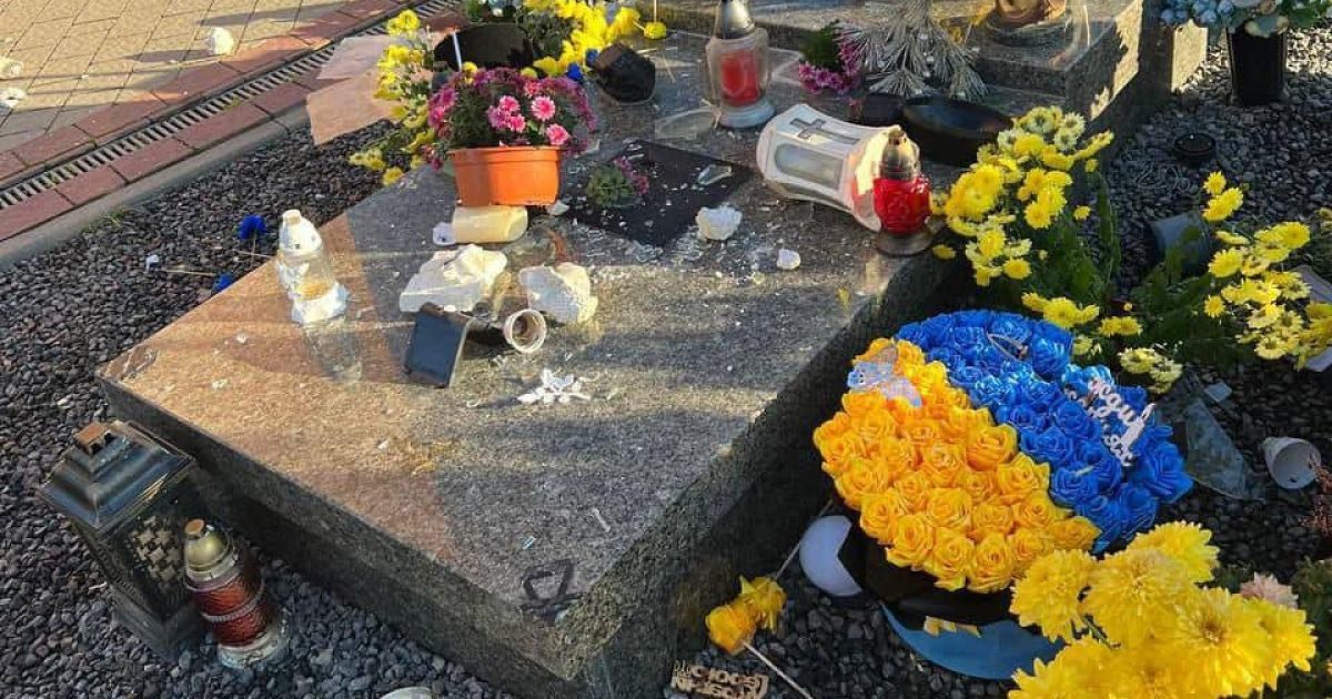 Сплюндрована могила на полі для почесних поховань на Личаківському цвинтарі у Львові