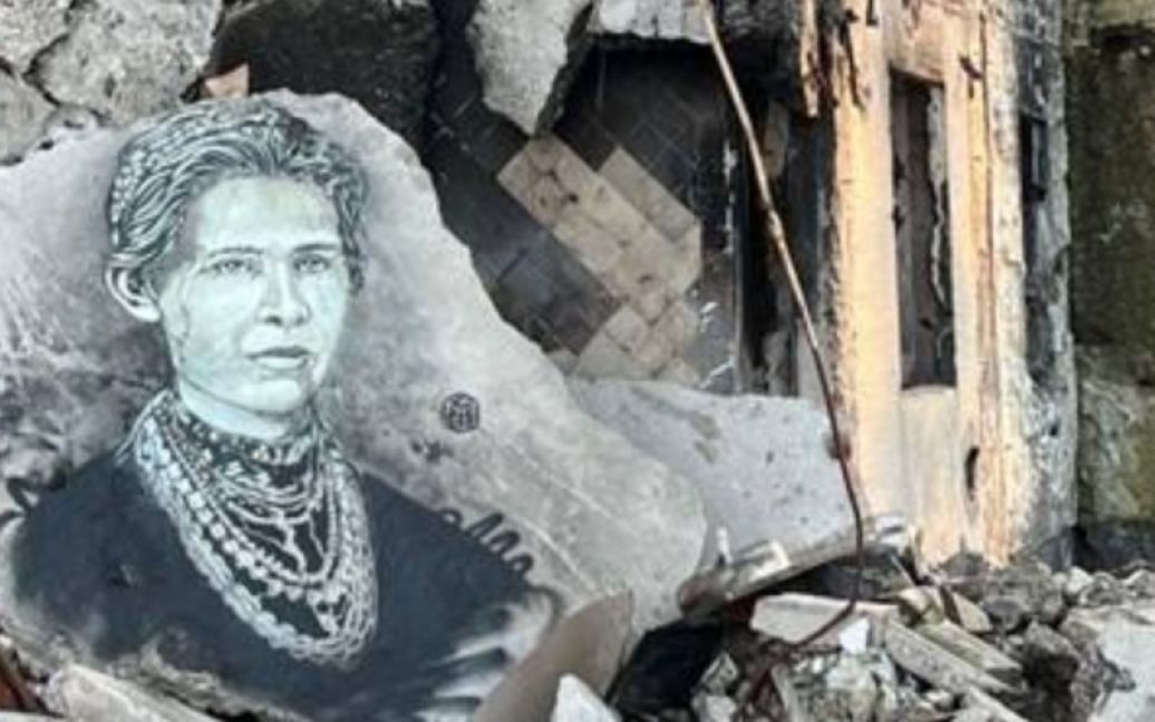 24 апреля в Бородянке на руинах дома появился портрет Леси Украинки / © bigkyiv.com.ua