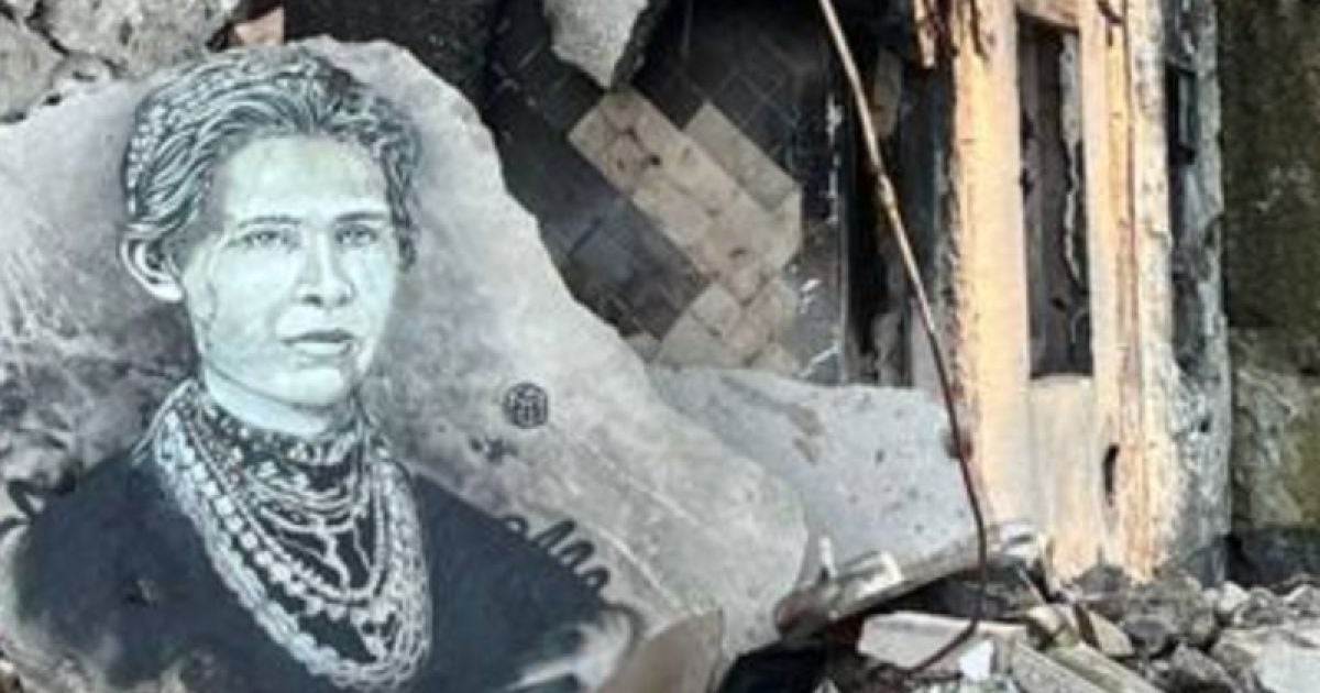 24 апреля в Бородянке на руинах дома появился портрет Леси Украинки / © bigkyiv.com.ua