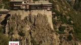 Сотни паломников и туристов привлекают пейзажи Метеоры и возрожденный монастырь Симонопетра