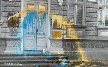 В Крыму здание оккупационной администрации "покрасили" желтой и голубой красками