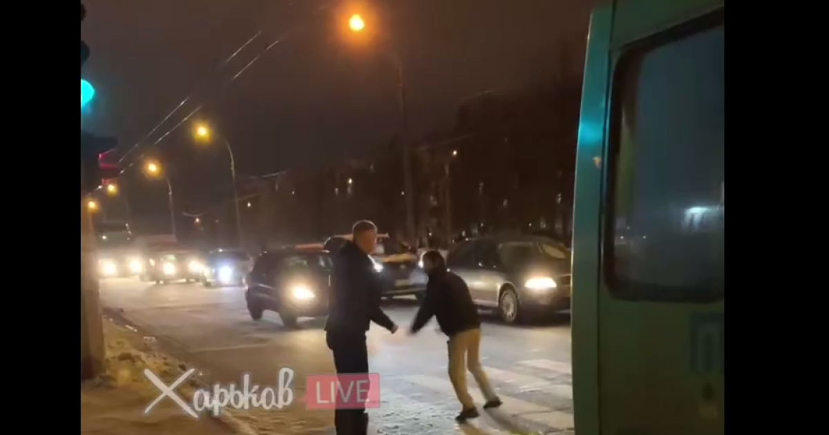 В Харькове водитель маршрутки подрался с пассажиром из-за зажатого дверью пакета (видео)