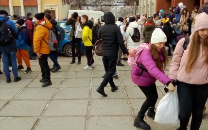 Во львовской школе ищут взрывчатку: всех учеников эвакуировали (фото)