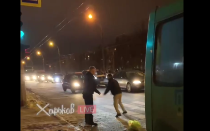В Харькове водитель маршрутки подрался с пассажиром из-за зажатого дверью пакета (видео)