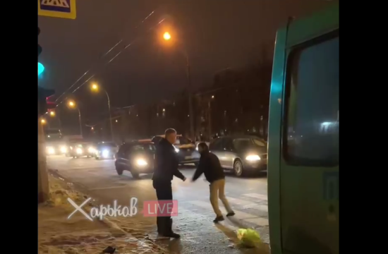 У Харкові водій маршрутки побився з пасажиром через затиснутий дверима пакет (відео)