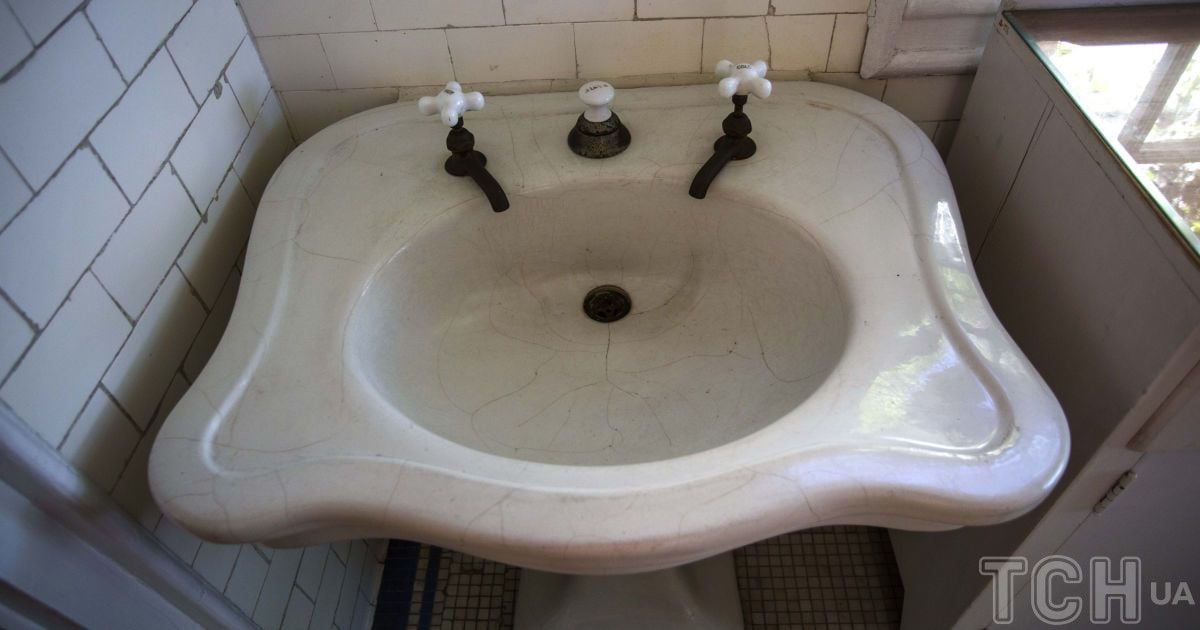 Как почистить стоки подручными средствами без использования химии