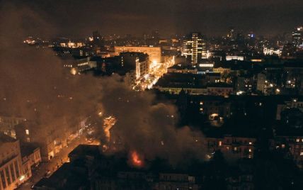 Масштабну пожежу на даху багатоповерхівки в Києві загасили