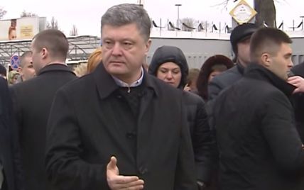 Порошенко накричал на протестующих в "Борисполе" и посоветовал отстаивать права в суде
