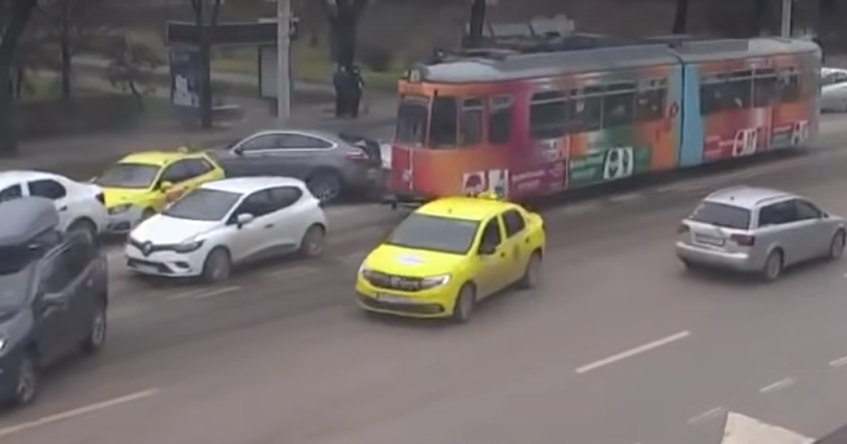 В Румынии трамвай потерял тормоза и разбросал автомобили словно в боулинге: видео