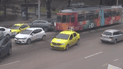 У Румунії трамвай втратив гальма та розкидав автомобілі наче в боулінгу: відео