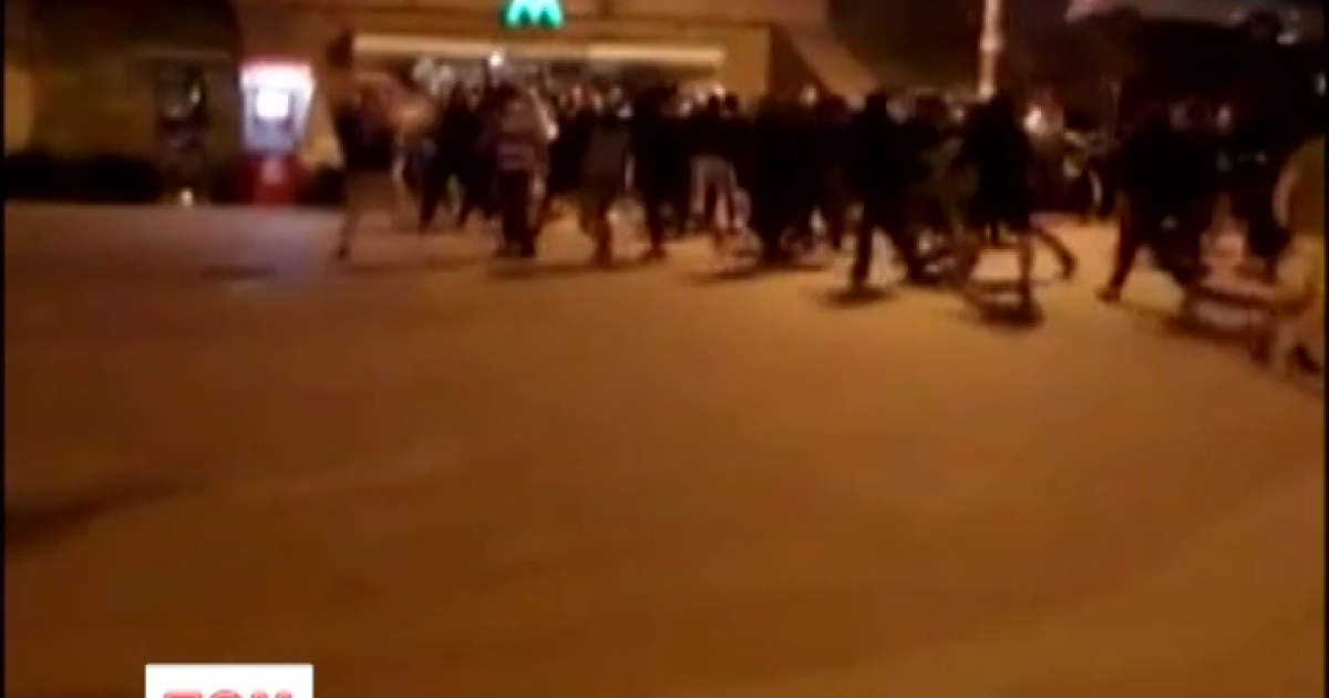 В Сети появились видео массовой драки футбольных фанов в Киеве