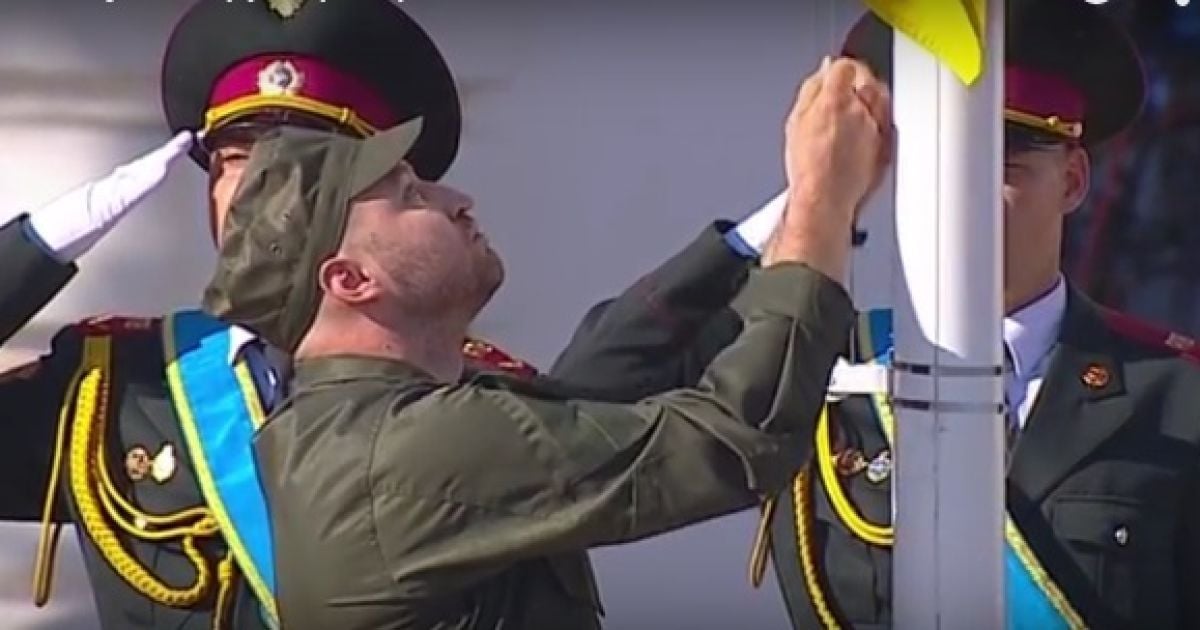 День флага: сине-желтый стяг на Софиевской площади поднял украинский герой