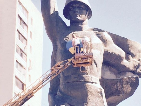День прапора у Харкові, серце на пам'ятнику Воїну-визволителю