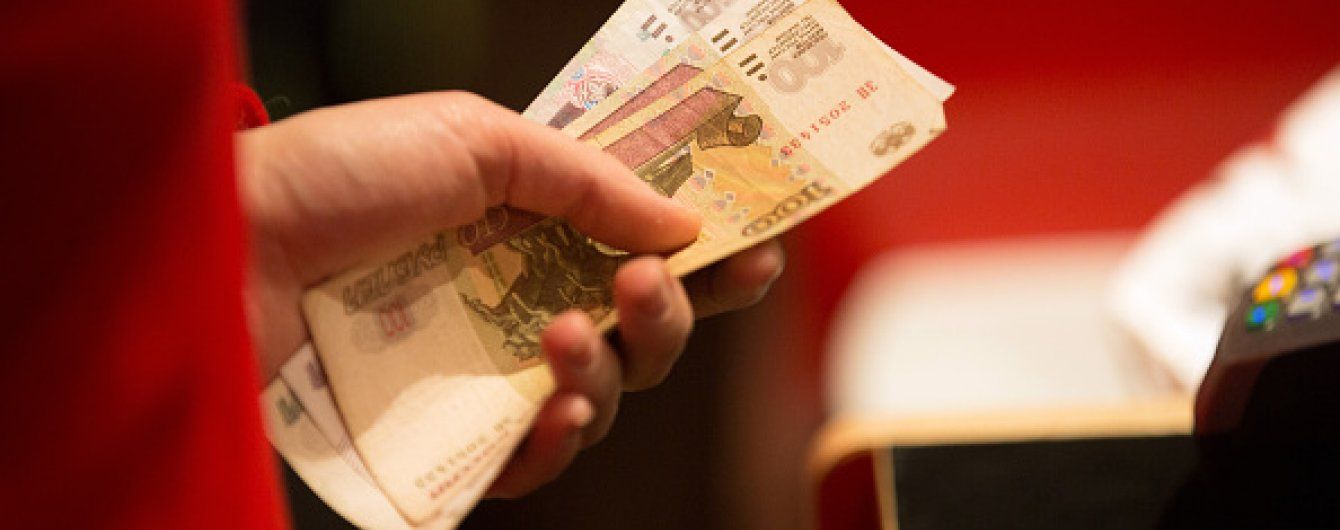 Офіційний курс рубля знову впав і оновив антирекорд з 1998 року