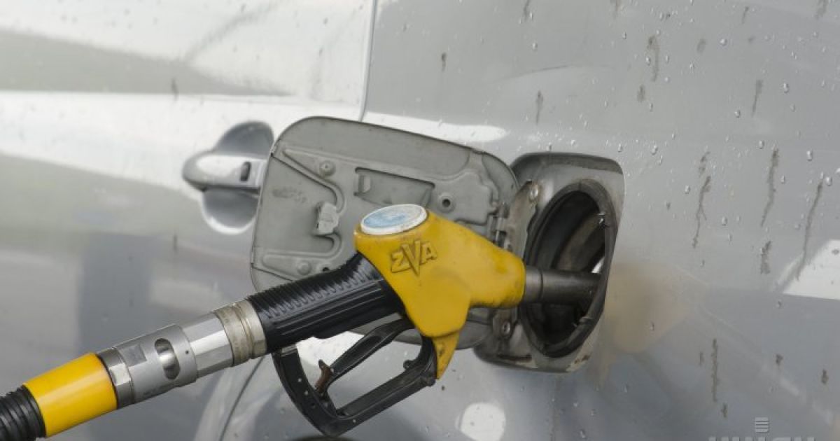 Благодаря падению цен на нефть в Украине наконец-то начал дешеветь бензин