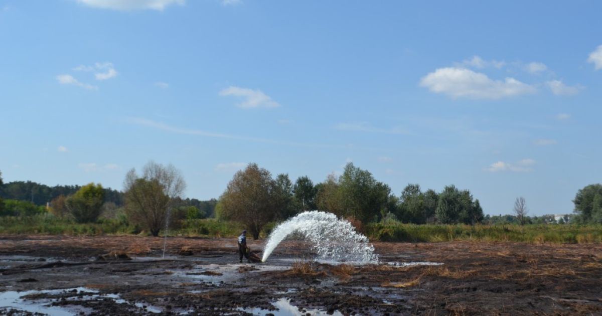 Під Києвом досі гасять більше ста гектарів торфовищ