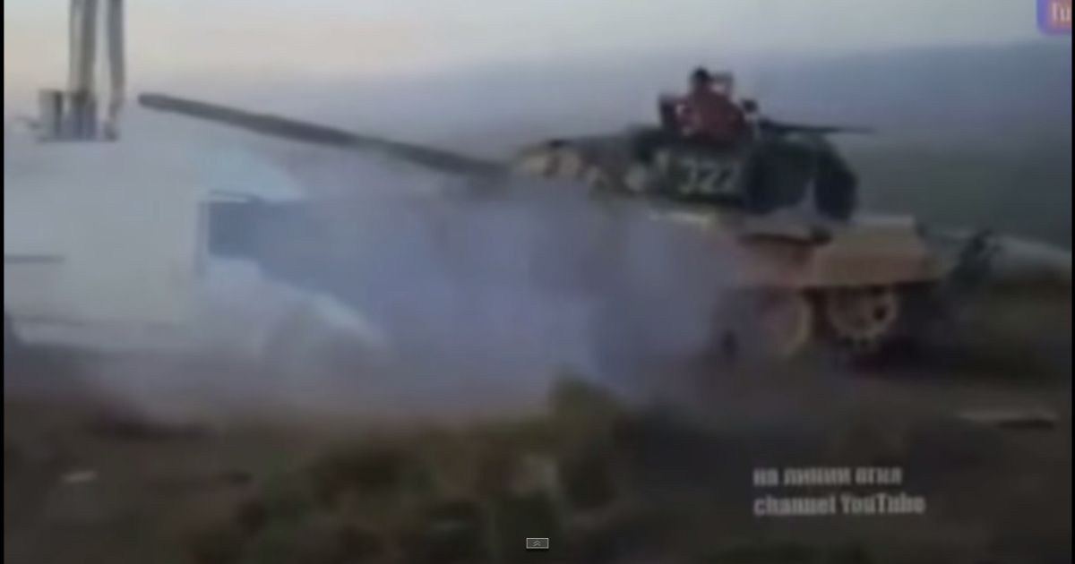 Танк боевиков показательно раздавил микроавтобус: авто на глазах превратилось в груду металлолома