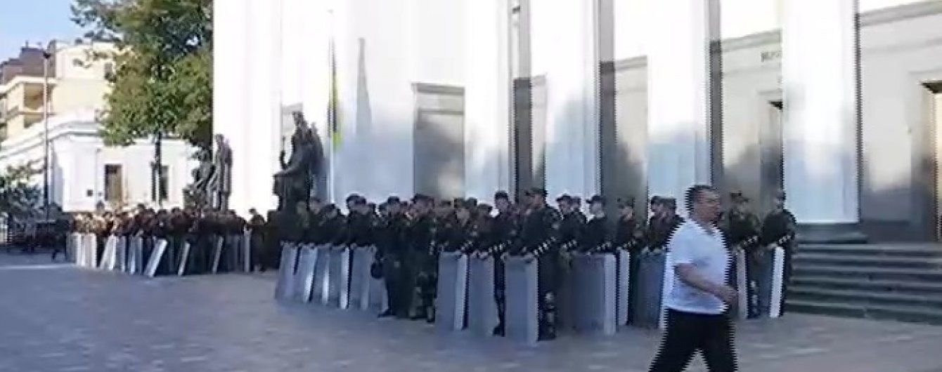 "День гнева": Под Раду уже стянули силовиков и митингующих