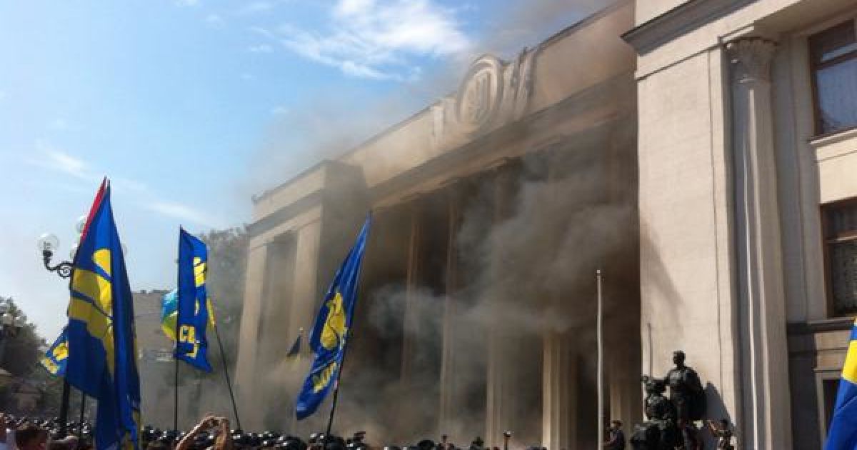 Под Радой масштабные столкновения протестующих с милицией. Онлайн-трансляция