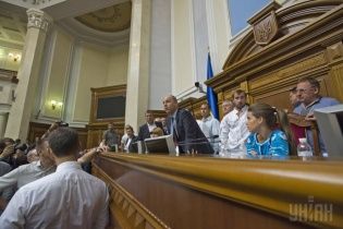Кошелєва на місці спікера і вигуки "ганьба". Як у Раді блокують трибуну