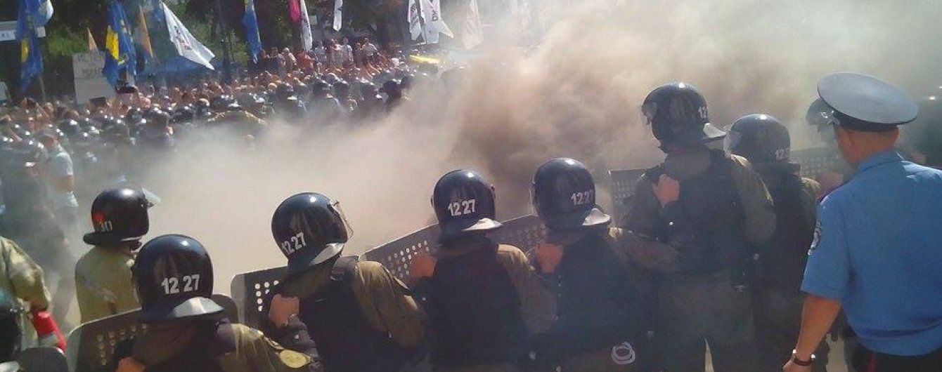 Під Верховною Радою отримали поранення близько 100 правоохоронців